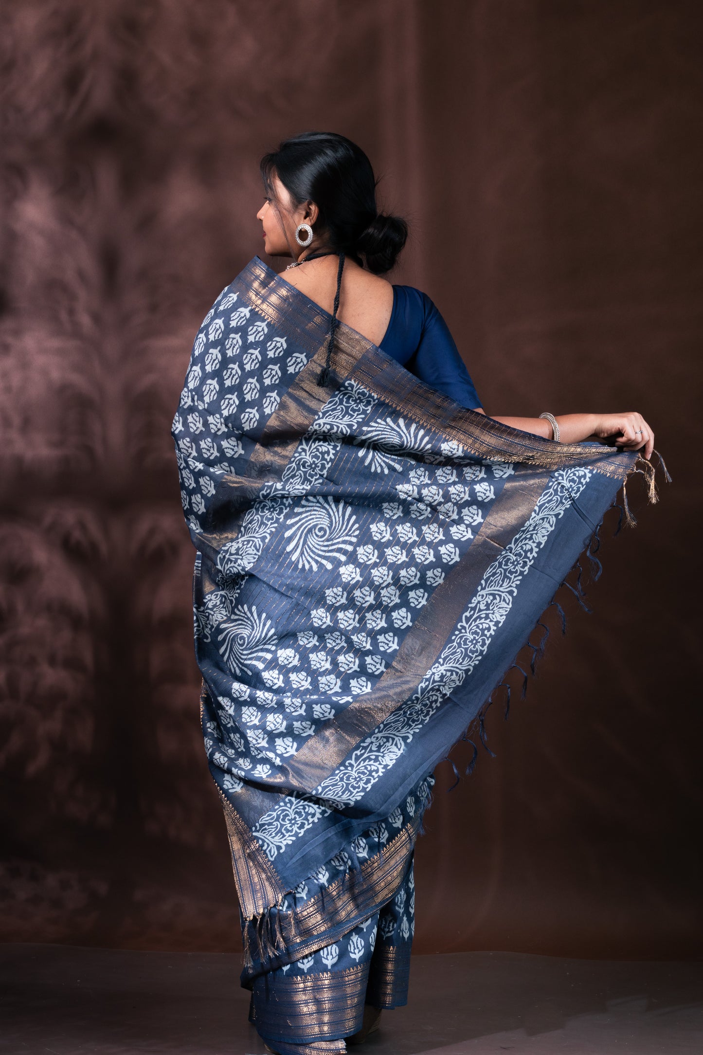 Greyish Blue Linen Chanderi Silk Saree With Blouse piece
